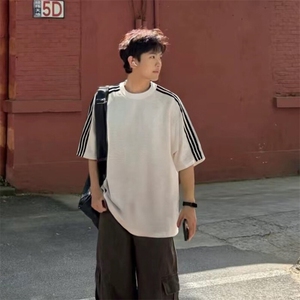 抖音得物品质二开240克宽松纯棉美式潮牌印花三条杠中性风短袖T恤图片