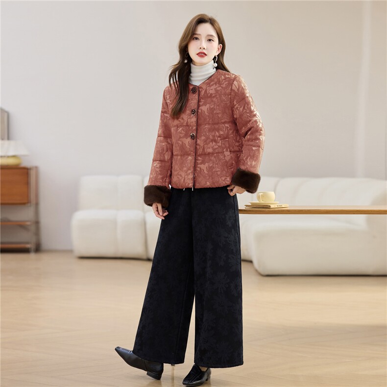 现货主推2025年冬装新款羽绒服复古提花加绒加厚套装女休闲阔腿裤,女装羽绒服,璐依舞