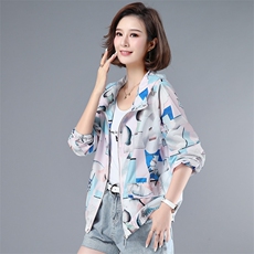 2022年夏季薄款宽松型抽象印花防嗮服外套，女装防晒衣，依倍林