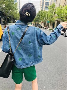 喜欢牛仔外套的宝宝看过来。图片