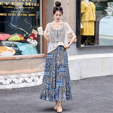 现货2025年夏季新款洋气镂空针织印花V领宽松半身裙两件套，女装套装/套裙，盈茜