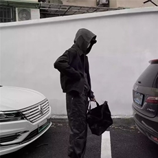 黑色