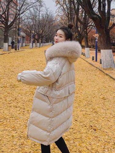 冬款新款大狐狸毛领系列长款90绒羽绒服，女装羽绒服，红雀纺