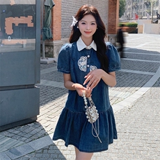 蓝色风牛仔连衣裙女夏2025新款宽松时尚复古刺綉裙子年轻，女装连衣裙，红龙果