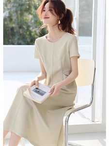 气质休闲白月光腰部打褶显瘦连衣裙2025夏季新款连衣裙女图片