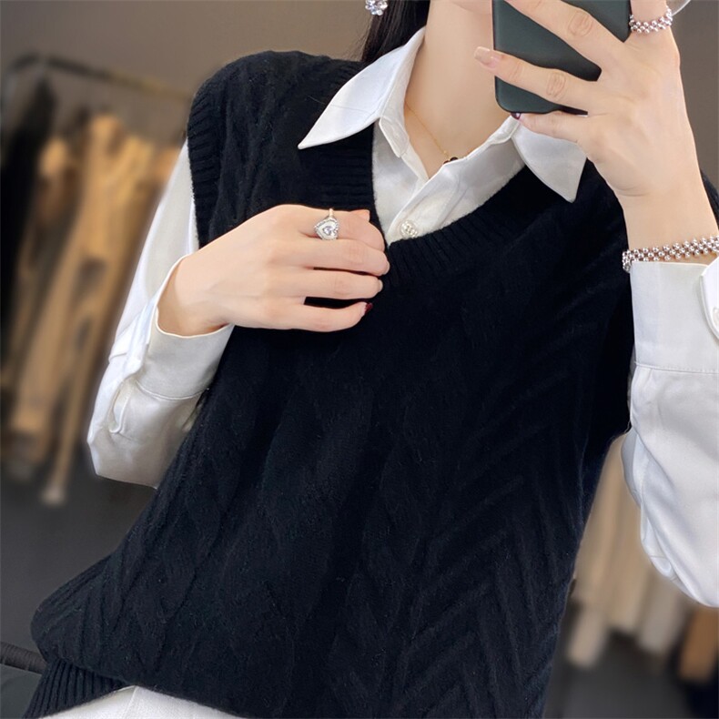 2025年秋季新款百搭女士菱形麻花V领无袖马甲,女装羊毛衫,春贝羊绒