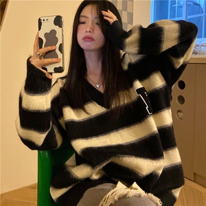 MM136-P68 秋冬装新款大码女装韩系慵懒风条纹毛衣V领针织衫内搭图片