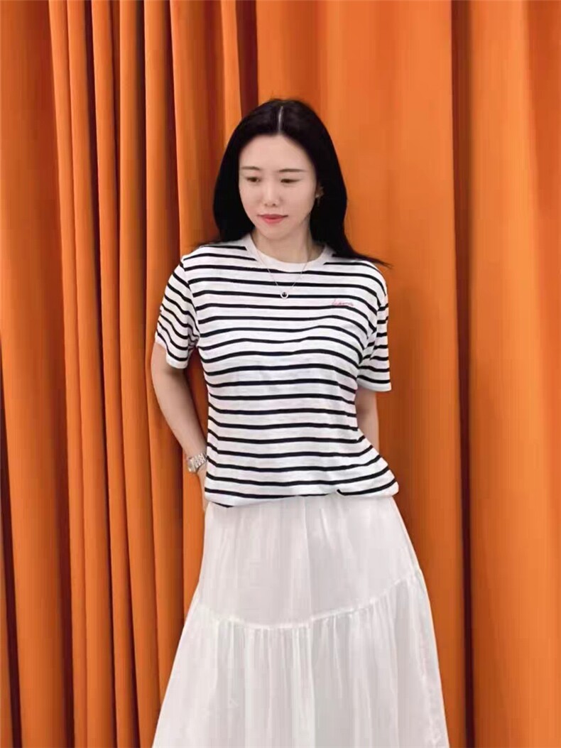 2025年秋季新款百搭航海风蓝白条纹轻薄圆领刺绣,女装T恤,泰合衣坊
