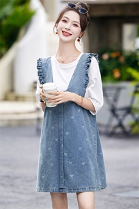牛仔背带裙套装女2024夏季新款宽松显瘦小个子多巴胺连衣裙两件套图片