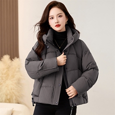 紫红色短款羽绒服女2025新款冬季时尚加厚连帽保暖白鸭绒外套，女装羽绒服，衣之秀