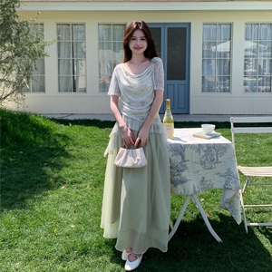 温柔系穿搭绿色套装裙女夏新款超仙森系显瘦碎花上衣半身裙两件套图片