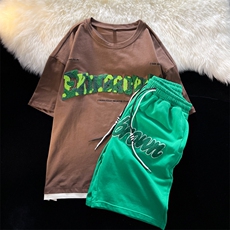 咖啡色短T+绿色短裤