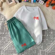 白衣绿裤