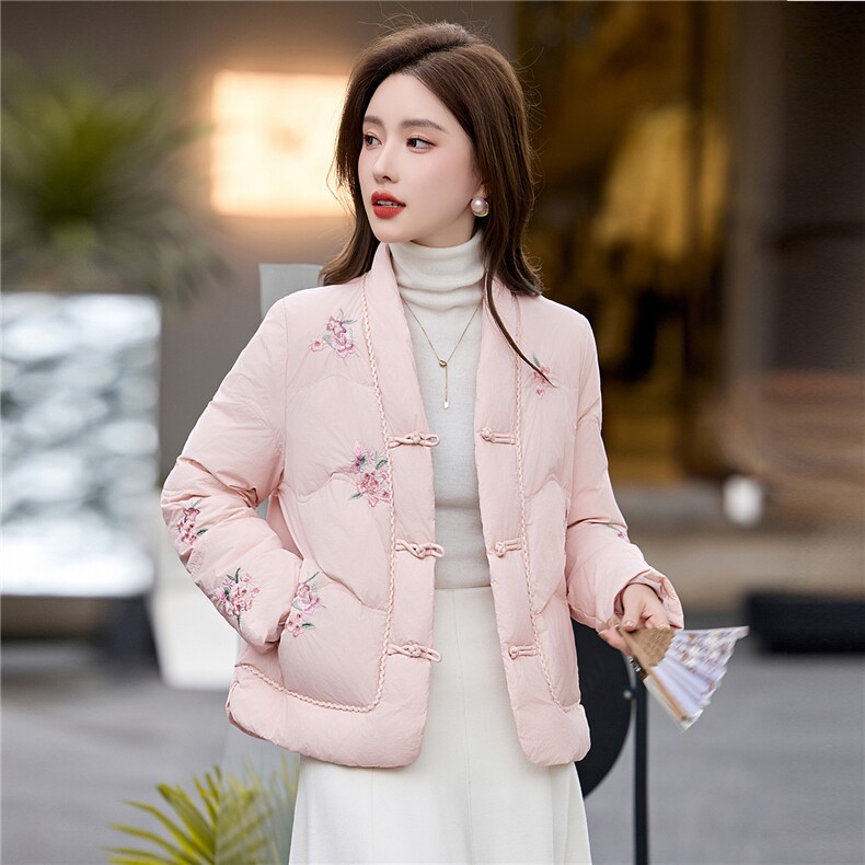 时尚立领绣花羽绒服女2025冬季新中式宽松洋气短款90白鸭绒外套,女装羽绒服,伊航服饰