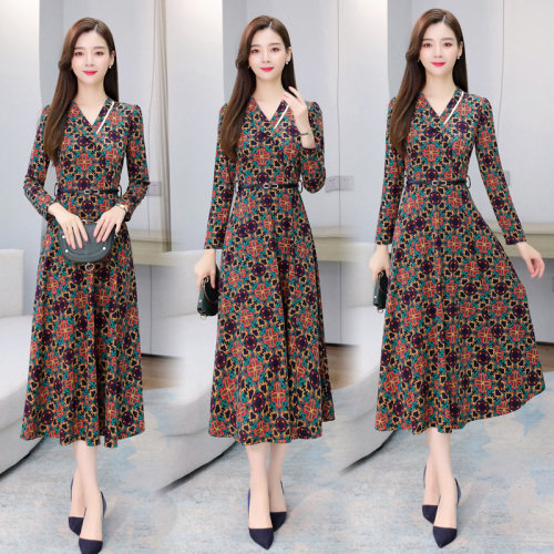 现货秒发2023春秋装新款大摆修身复古印花V领长款显瘦女连衣裙，女装连衣裙，星宇服饰