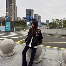 黑色