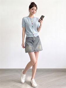 欧货时尚设计感套装女夏新款圆领彩色纽扣针织衫短袖牛仔裙两件套图片 欧货时尚设计感套装女夏新款圆领彩色纽扣针织衫短袖牛仔裙两件套图片