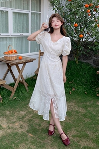 欧货蕾丝拼接V领天丝连衣裙女夏2025年新款时尚百搭收腰刺绣A字裙图片