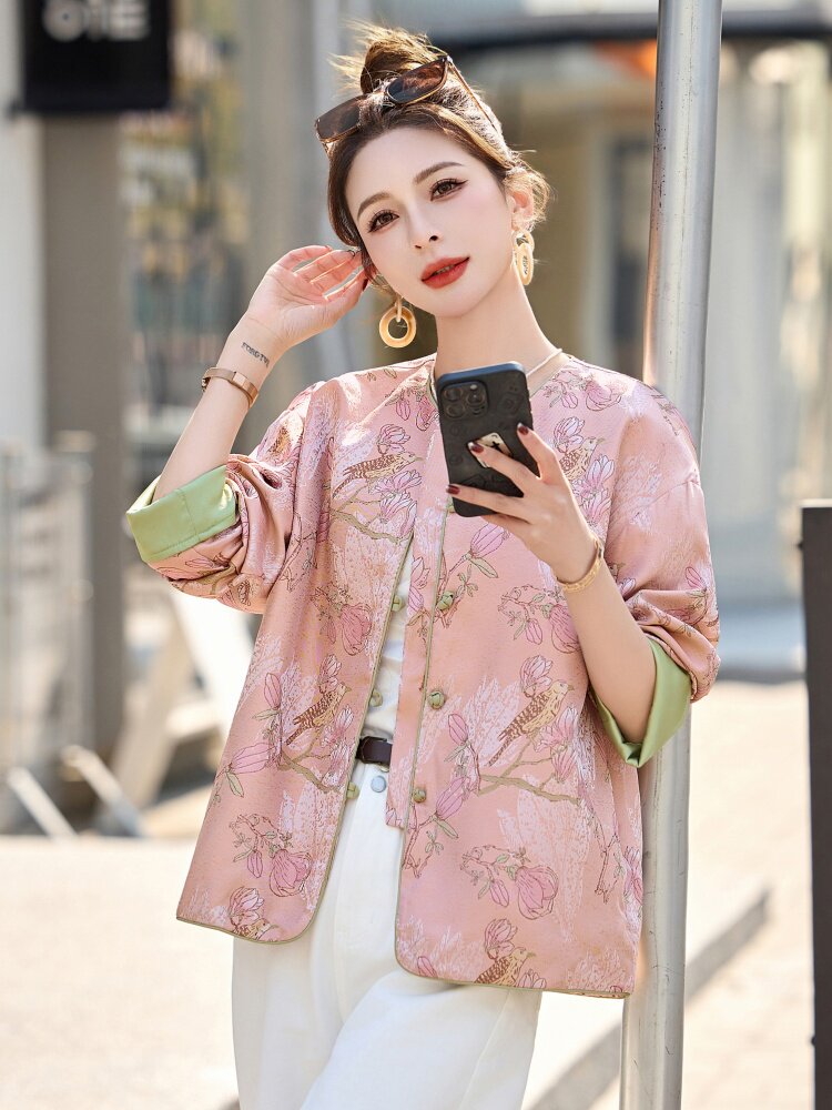 粉色新中式盘扣圆领外套女2025春秋新款精致提花休闲气质百搭上衣,女装短外套,依如秀(原杭风阁)