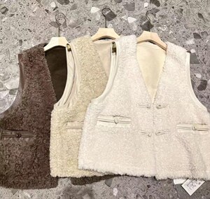 皮毛马甲全新上巿，看一系列可以来档口，女装马甲，莱莱