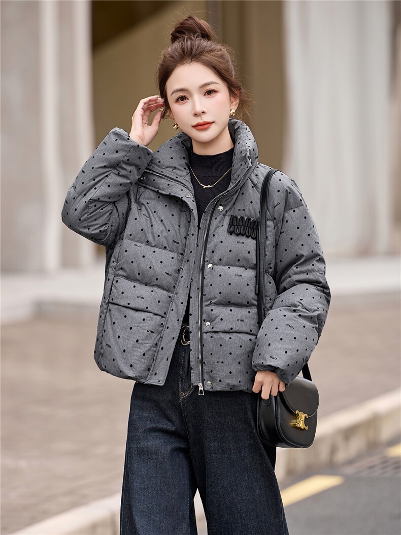 设计感洋气波点羽绒服女短款2025冬新款90%白鸭绒面包服外套,女装羽绒服,姿衣坊