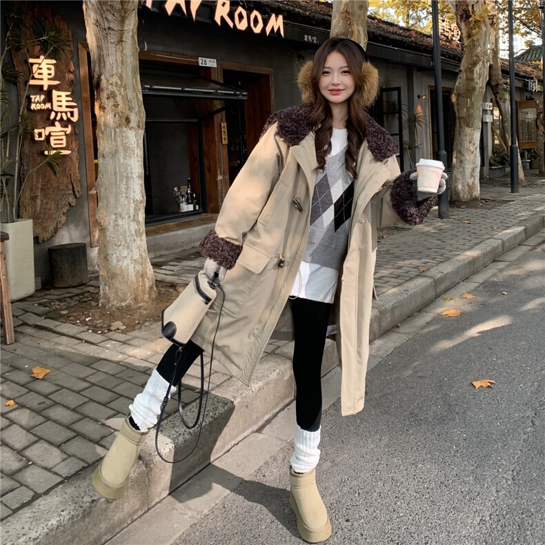 卡其色工装连帽圈圈毛拼接羽绒服女2026年冬季新款90绒长款派克服图片