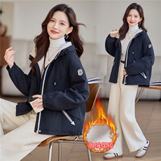 现货!2025年冬季时尚宽松连帽刺绣加绒加厚女外套，女装棉衣/棉服，依恋蒂丝