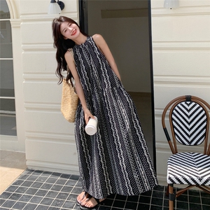 复古碎花吊带连衣裙套装女2025夏新款设计感镂空罩衫度假风两件套图片