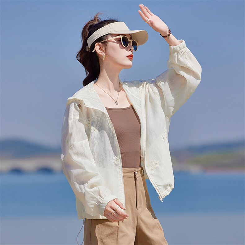 今年流行独特花花立领白色外套女春2025新款小个子防晒棒球服夹克,女装短外套,靓衣阁