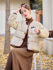 90绒。现货。新中式提花2025冬季狐狸毛领可脱卸短款羽绒服，女装羽绒服，E百度