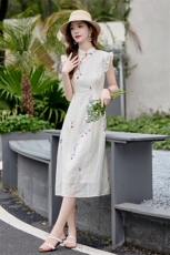 2025年夏季新中式刺绣碎花收身显瘦连衣裙现货，女装连衣裙，辉煌依升