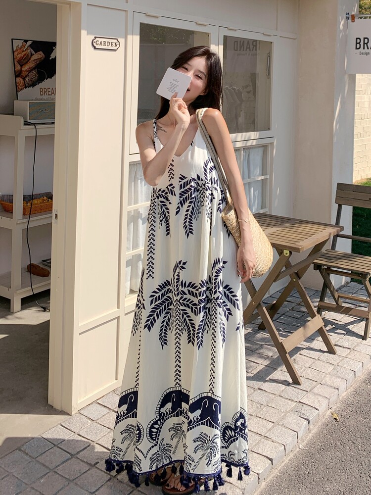海边度假松弛感吊带连衣裙女2025年夏季新款印花流苏气质休闲长裙,女装连衣裙,诺蝶