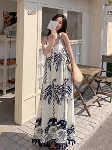 海边度假松弛感吊带连衣裙女2025年夏季新款印花流苏气质休闲长裙图片