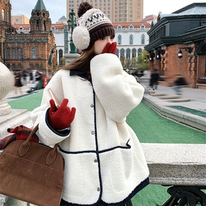 白色短款皮毛一体外套女冬季2025新款小个子超好看显瘦羊羔毛上衣图片
