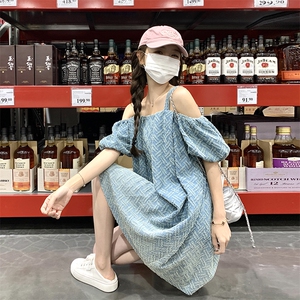 渐变色提花一字肩吊带牛仔连衣裙女夏新款法式独特漂亮小个子裙子图片