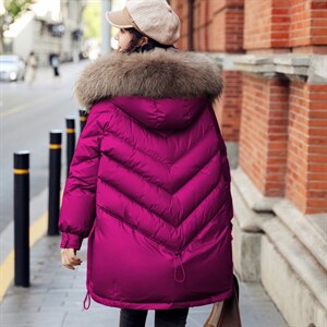 玫红色羽绒服女中长款90白鸭绒大毛领外套【高仿毛下架】，女装羽绒服，鑫源服饰