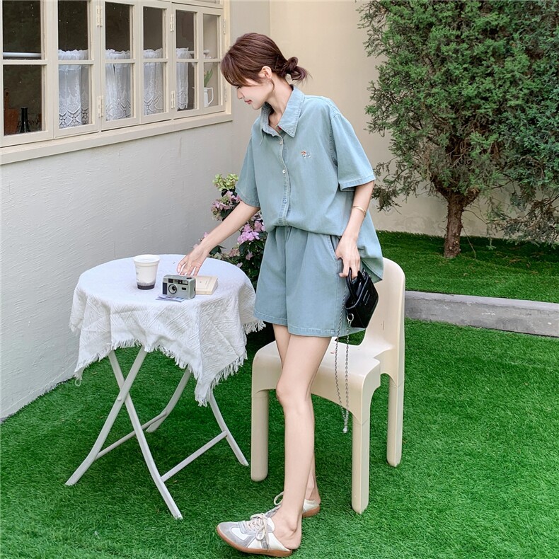 休闲浅蓝色牛仔衬衫两件套女2025年夏新款时尚减龄高腰短裤套装,女装套装/套裙,2C201