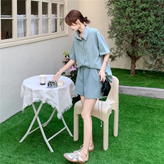 休闲浅蓝色牛仔衬衫两件套女2025年夏新款时尚减龄高腰短裤套装，女装套装/套裙，2C201