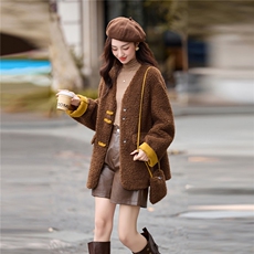 2025年冬季新款配小包皮毛一体休闲宽松外套，女装羊羔毛/颗粒绒，乐吉娜