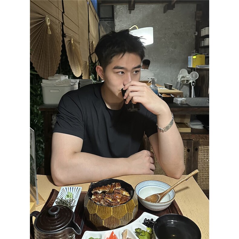 网图夏季收口上紧下松健身运动短袖T恤纯色圆领短袖V17-P25,男装T恤,电商C310-1
