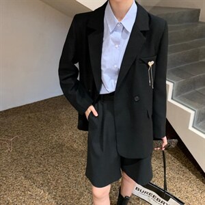 背后开衩款西装图片