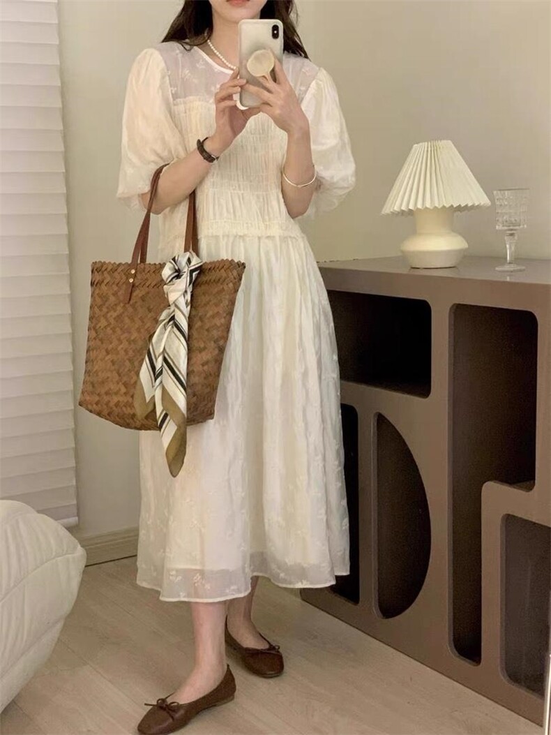 新款刺绣现货连衣裙，女装连衣裙，素名