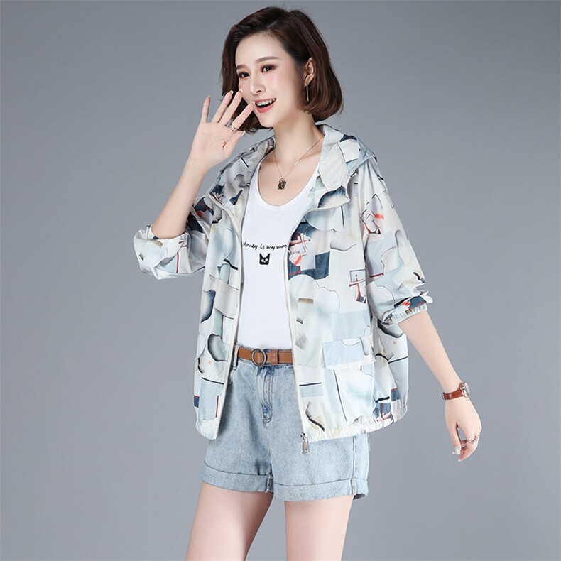 2022年夏季薄款宽松型抽象印花防嗮服外套,女装防晒衣,依倍林