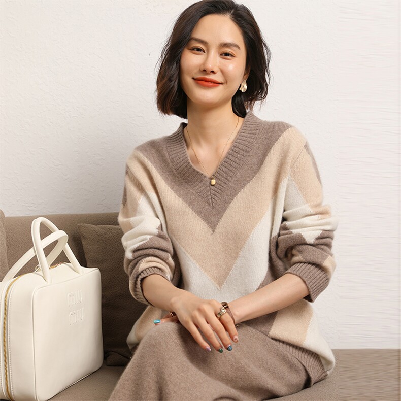 黑白撞色V领宽松羊绒毛衣女纯山羊绒衫冬加厚图片