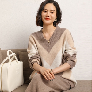 黑白撞色V领宽松羊绒毛衣女纯山羊绒衫冬加厚图片