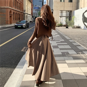 复古针织上衣套装女2025秋季新款设计感格纹吊带连衣裙穿搭两件套图片