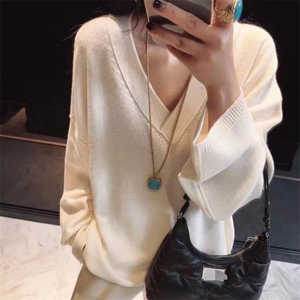 时尚显瘦大V领加厚羊毛衫女宽松百搭长袖针织毛衣秋冬季新款上衣图片