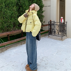 黄色今年流行超火的连帽羽绒服女2025冬季新款加厚保暖短款面包服，女装羽绒服，欣美人