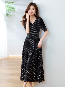 时尚波点印花连衣裙女2025夏季新款压褶弹力收腰修身显瘦气质长裙图片