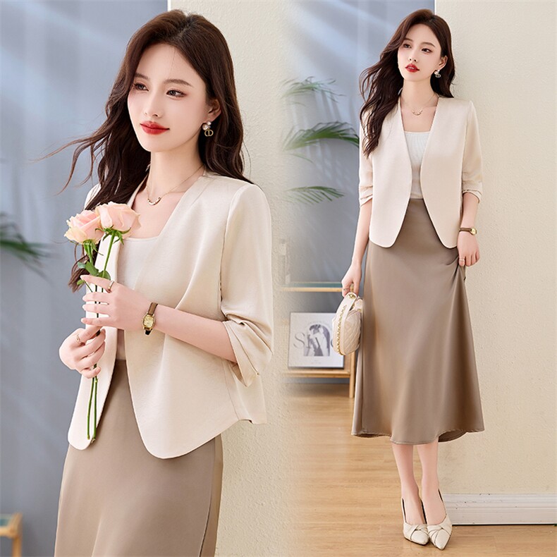 气质简约通勤微皱缎面七分袖无领外套2026春季新款女西装，女装短外套，恋慕依尚